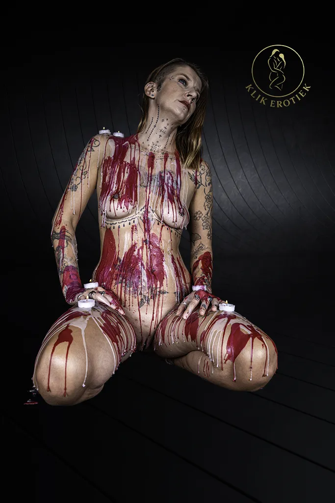 Donkere artistieke BDSM-fotografie tijdens een erotische fotoshoot.
