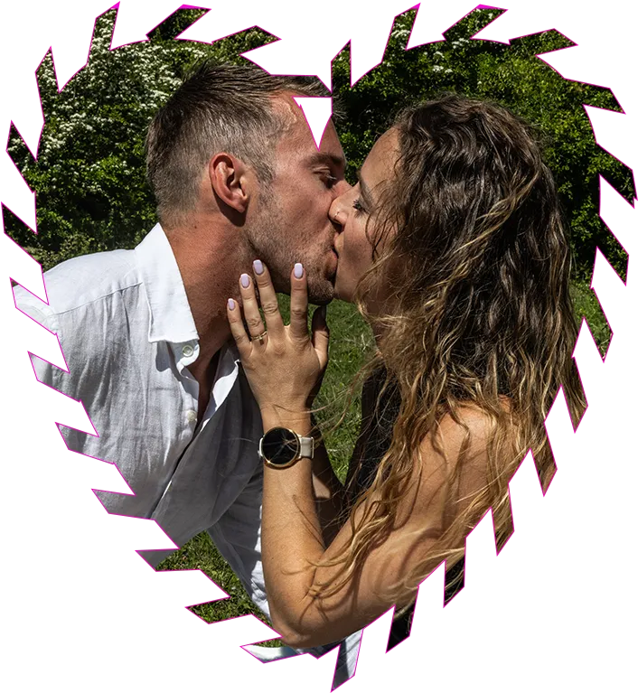 Stel kust elkaar tijdens een romantische fotoshoot in de natuur.