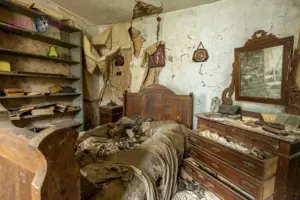 Artistieke erotische fotografie in een vervallen gebouw tijdens een urbex fotoshoot.