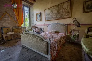 Sfeervolle erotische fotografie op een verlaten urbexlocatie met verweerde details.