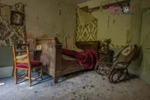 Artistieke naaktfotografie op een rauwe en sfeervolle urbexlocatie bij KlikErotiek.
