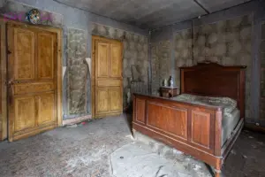 Erotische fotografie tijdens een urbex fotoshoot in een karaktervol vervallen interieur.