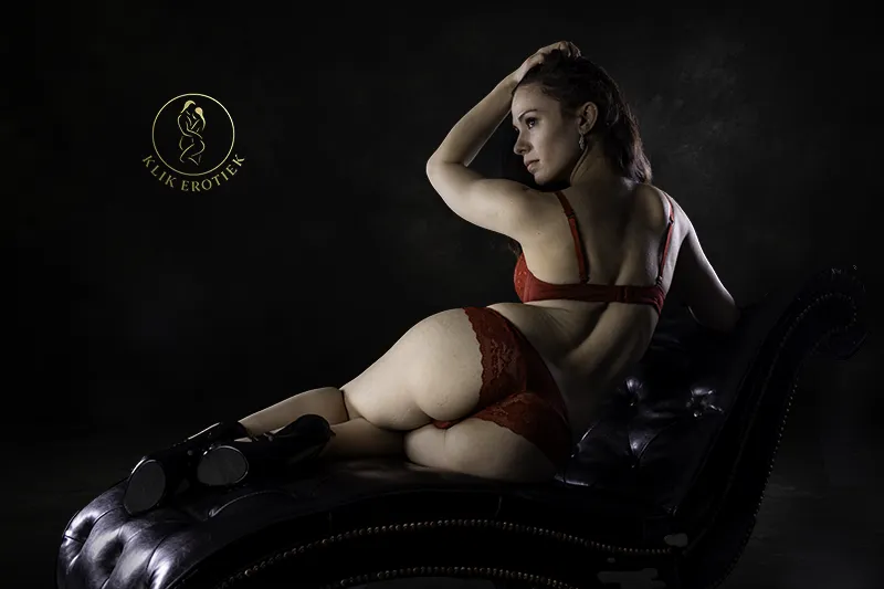 Artistieke erotische fotografie tijdens een sfeervolle fotoshoot bij KlikErotiek.